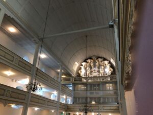 Blick in den hellen Innenraum der Bachkirche