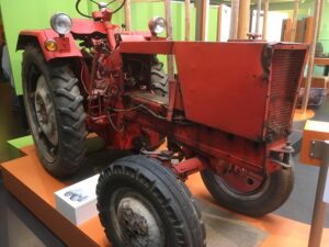 Speziell für den Hopfenanbau konstruierter, schmalspuriger Schlepper