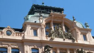 Skulpturengruppe an einem historischen Gebäude