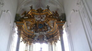Beleuchtung im Kirchenschiff
