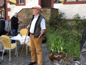 Der Burgherr im Gespräch mit den Gästen