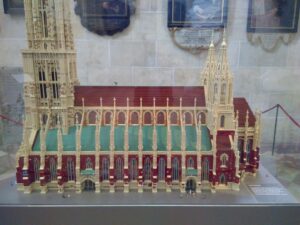 Seitliche Ansicht eines historischen Modells des Ulmer Münsters
