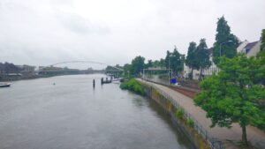 Blick auf die Maas mit Bogenbrücke und Uferpromenade