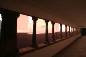 Langer Wandelgang im Klosterbereich