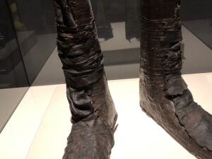 Historische Lederstiefel aus vergangenen Jahrhunderten