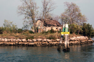 Ruine auf einer kleinen Lagunen-Insel
