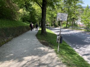 Schattiger Weg entlang der Burganlage hinunter nach Kulmbach