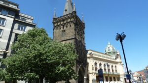 Gotischer Turm neben dem Obecní dům