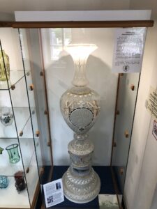 Geschliffene und bemalte Prunkvase böhmischer Glaskunst