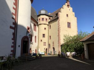 Blick auf den Wohnturm der Burg