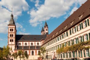 Abteikirche und Klosteranlage bei Sonnenschein