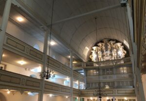 Blick zum Altar und zu den Emporen