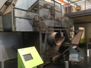 Industrielle Pflückmaschine mit Förderbändern und Steuerpult