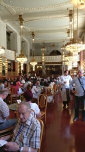 Kronleuchter und Gäste im historischen Café