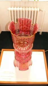 Geschliffener rubinroter Glaspokal aus einer Museumssammlung
