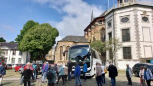 Ankunft der Besuchergruppe am Kirchplatz