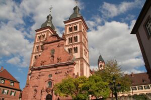 Türme der Abteikirche Amorbach aus der Nähe