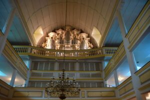 Der Kirchenraum der Bachkirche mit warmem Lichteinfall