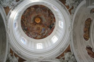 Weingarten: Blick in die bemalte Hauptkuppel