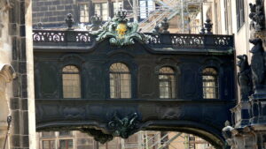 Der Übergang zur Hofkirche