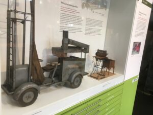 Historische Prototypen und Modelle mechanischer Hopfenpflücker
