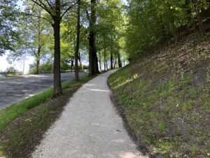 Der Weg hinauf zur Plassenburg führt durch eine grüne Anlage