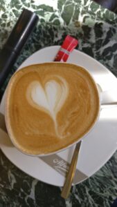 Kaffeespezialität auf Marmortisch