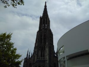 Blick auf den Turm des Ulmer Münsters unter bewölktem Himmel