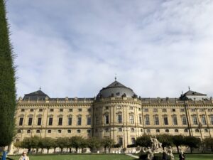 Blick zurück auf die Residenz vom Hofgarten aus