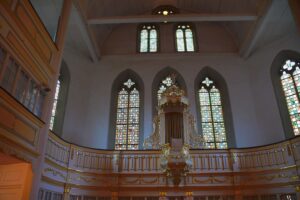 Blick auf Fenster, Empore und Kirchenraum