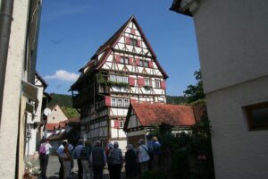 Altstadt: Reisegruppe vor einem großen Fachwerkhaus