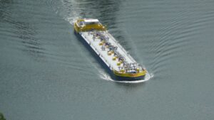 Ein Weintanker auf der Mosel
