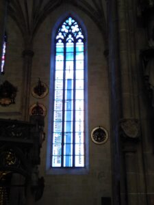 Ein hohes farbiges Glasfenster im Ulmer Münster