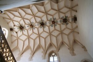 Blaubeuren: Kunstvolles Sterngewölbe im Klosterbau