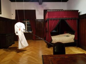 Historisches Schlafgemach mit Nachthemd