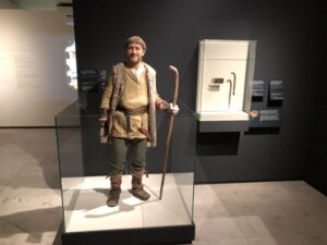 Historische Figur eines Hirten mit Wanderstab