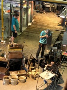 Handwerkliche Glasbearbeitung an der Werkbank