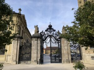 Das schmiedeeiserne Tor als kunstvoller Abschluss des Hofgartens