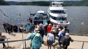 Fahrgäste steigen in das Ausflugsschiff der Rursee-Schifffahrt