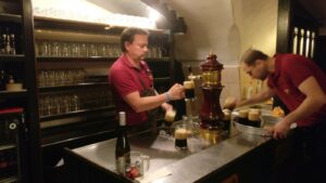 Kellner zapfen dunkles Bier an der Theke