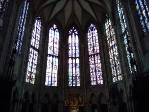 Die farbenprächtigen Chorfenster des Ulmer Münsters