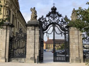 Detailansicht des reich verzierten schmiedeeisernen Tores