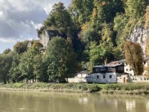 Rast mit Blick auf den Fluss