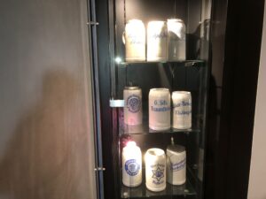 Ausstellung alter Bierkrüge als Zeugnisse fränkischer Braukultur