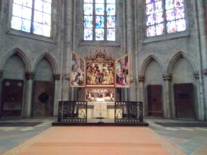 Der reich geschmückte Altar im Chorraum des Ulmer Münsters