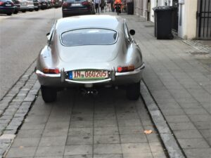 Silberfarbener Jaguar-Oldtimer, rückwärtige Ansicht mit Ingolstädter Kennzeichen