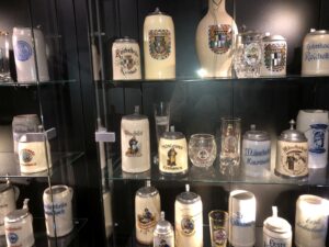 Bierkrüge und Gläser aus verschiedenen Zeiten und Brautraditionen