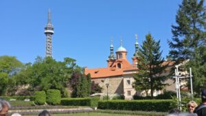 Aussichtsturm hinter Kirche und Klostergebäude