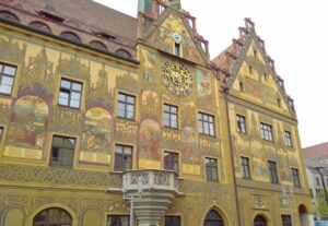 Das historische Ulmer Rathaus mit seiner prächtigen Fassadenmalerei
