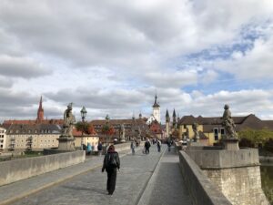 Die Alte Mainbrücke gehört zu den bekanntesten Wahrzeichen Würzburgs